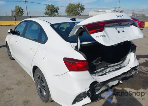 2023 Kia Forte Lxs z USA, uszkodzony, nr VIN 3KPF24AD1PE603540